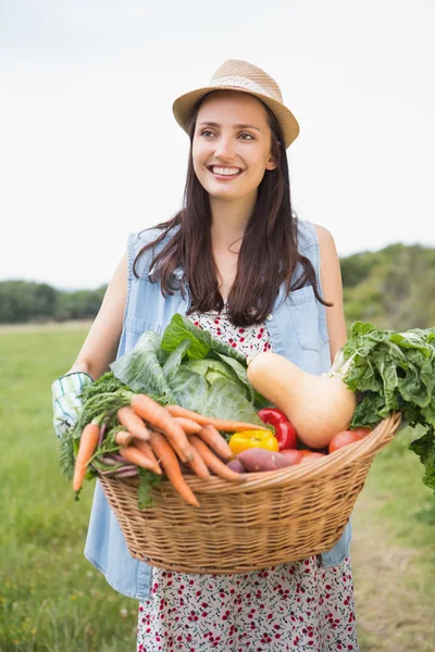 Vacker kvinna med korg av veg — Stockfoto