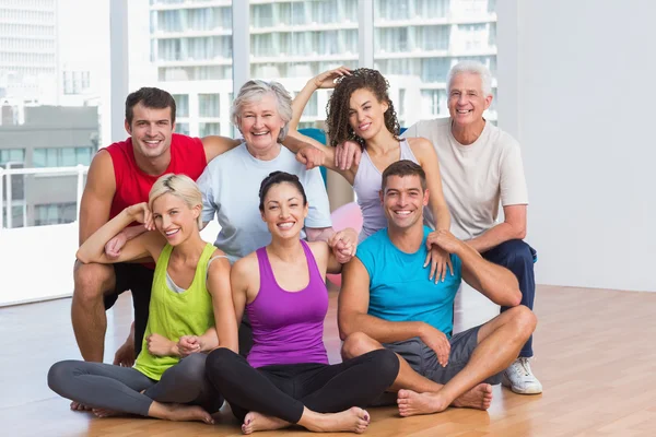 Pessoas felizes em sportswear no estúdio de fitness — Fotografia de Stock