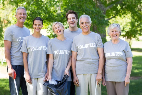 Glada frivilliga familj leende — Stockfoto