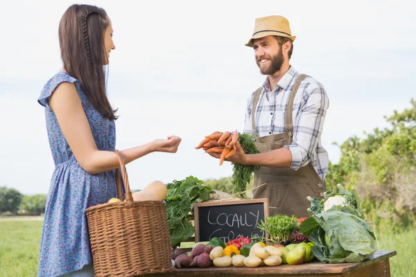 Agriculteur vendant ses produits biologiques — Photo