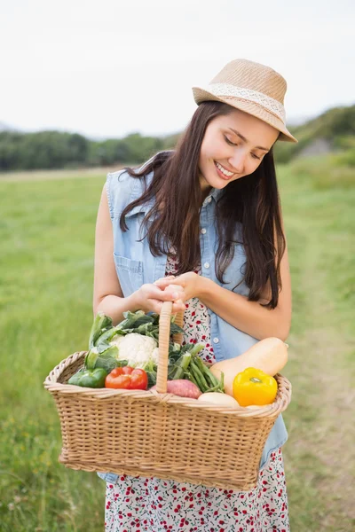 Bella donna con cesto di veg — Foto Stock