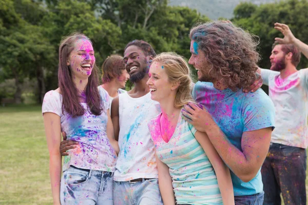 Freunde haben Spaß mit Puderfarbe — Stockfoto