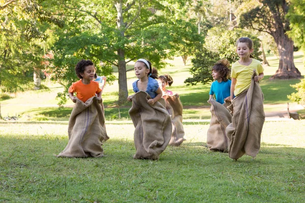 Kinder beim Sackhüpfen im Park — Stockfoto