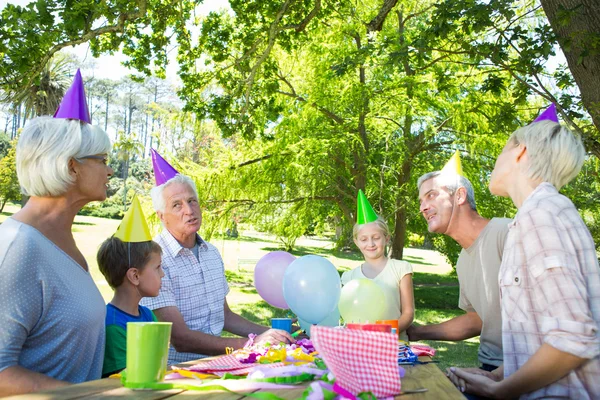 Mutlu bir aile doğum günü kutluyor — Stok fotoğraf