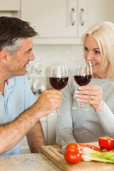 Pareja adulta tomando vino tinto —  Fotos de Stock