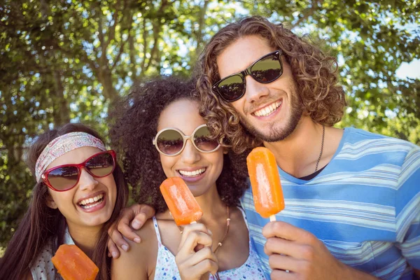 Hipster friends enjoying ice lollies — Stock Photo, Image