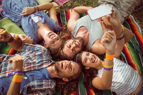 Happy hipsters liggande i gräset — Stockfoto