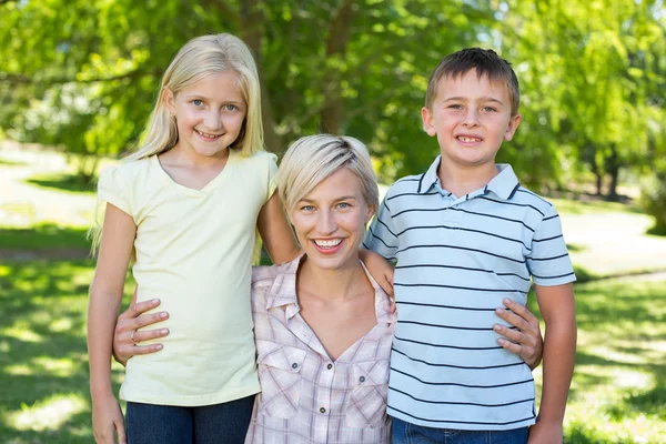 Jolie blonde avec ses enfants — Photo