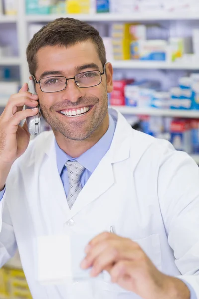 Farmacêutico feliz ao telefone — Fotografia de Stock