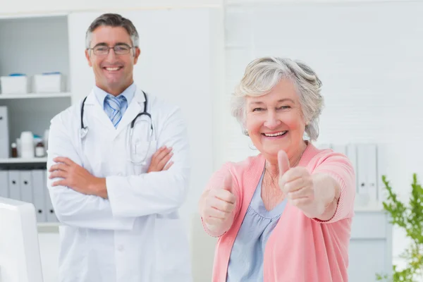 Patient zeigt Daumen hoch — Stockfoto