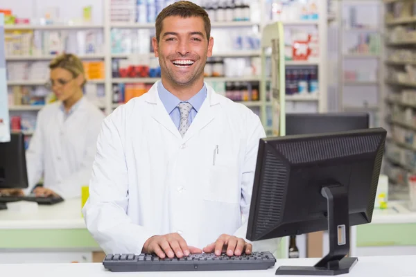 Zufriedener Apotheker mit Computer — Stockfoto