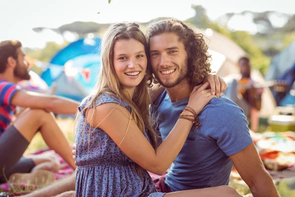 Hipster pareja sonriendo a la cámara — Foto de Stock