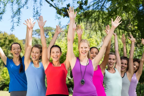 Fitness gruppo sorridente alla macchina fotografica nel parco — Foto Stock