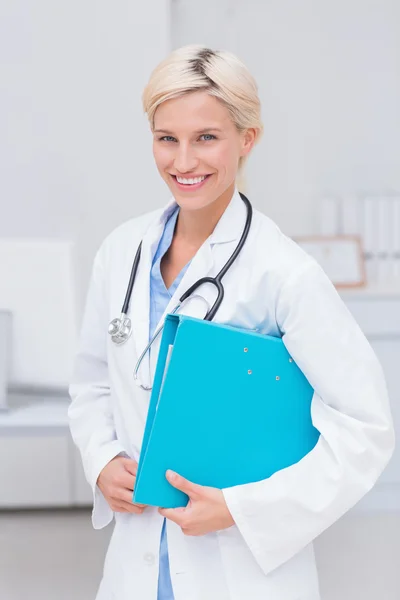 Confiada doctora sosteniendo archivo — Foto de Stock