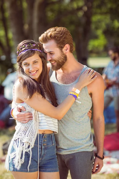 Couple hipster posant pour caméra — Photo