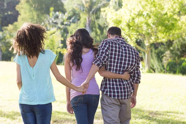 L'uomo è infedele nel parco — Foto Stock