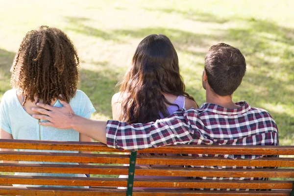 Mann wird im Park untreu — Stockfoto