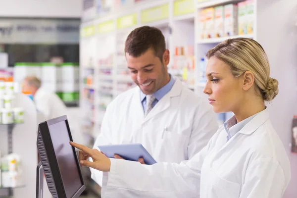 Equipe de farmacêuticos usando computador — Fotografia de Stock