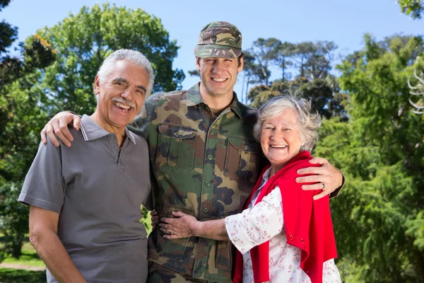 Солдат возз'єднався з батьками — стокове фото