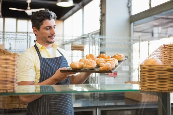 Cameriere allegro che tiene il vassoio di pane — Foto Stock