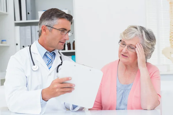 Doctor explaining prescriptions to woman — Stock Photo, Image