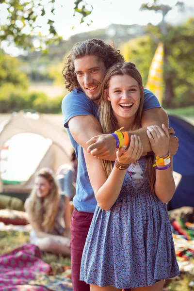 Hipster couple smiling at camera — Stock Photo, Image