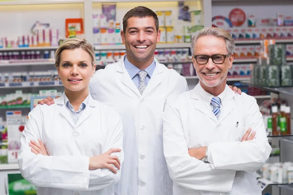 Tým farmaceutů se usmívá na kameru — Stock fotografie