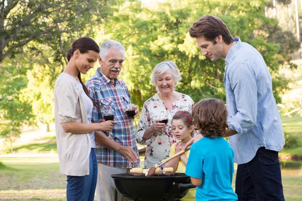 Famille élargie ayant un barbecue — Photo