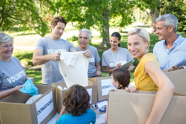 Ehrenamtliche Familie trennt Spenden — Stockfoto