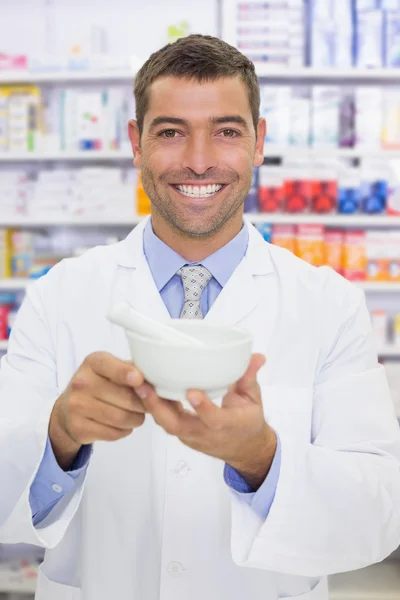 Farmacéutico sonriente mezclando un medicamento —  Fotos de Stock