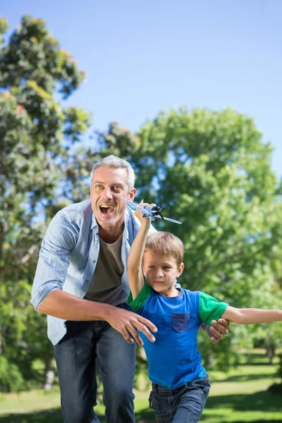 Vader en zoon plezier in park — Stockfoto