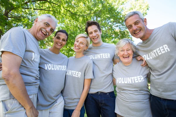 Счастливая семья добровольцев улыбается — стоковое фото