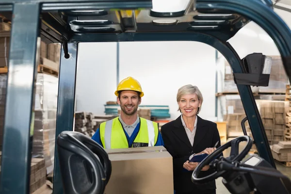 Gerente de almacén sonriendo — Foto de Stock