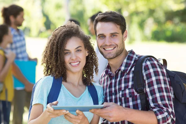 Estudantes sorrindo usando tablet pc — Fotografia de Stock