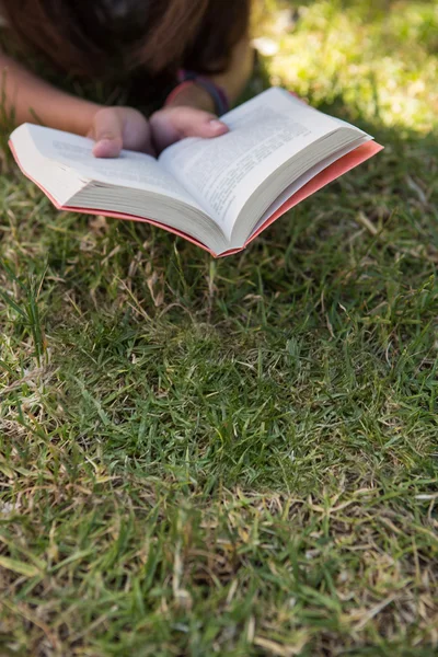 Mulher leitura livro no parque — Fotografia de Stock