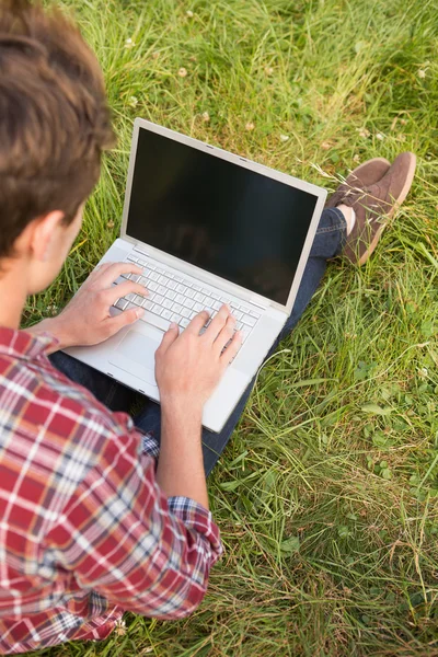Homme avec ordinateur portable dans le parc — Photo