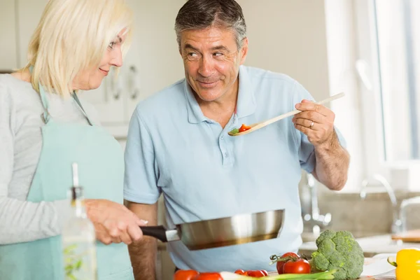 Mature couple making dinner together — Stock Photo, Image