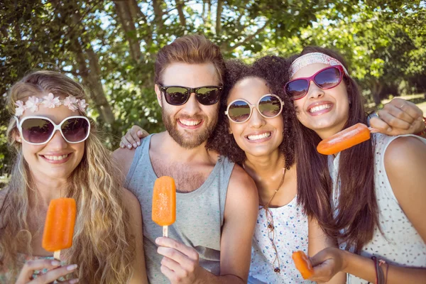 Hipster vrienden genieten van ijs lollies — Stockfoto