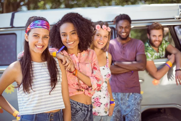 Hipsters hanging out by camper van — Stock Photo, Image