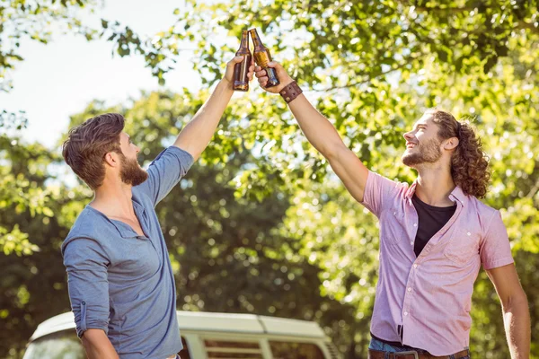 Amigos Hipster brindando con cervezas — Foto de Stock