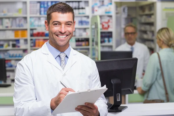 Feliz farmacéutico mirando a la cámara —  Fotos de Stock