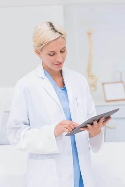 Medico che utilizza tablet digitale — Foto Stock