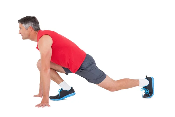 Hombre en forma estirando sus piernas — Foto de Stock