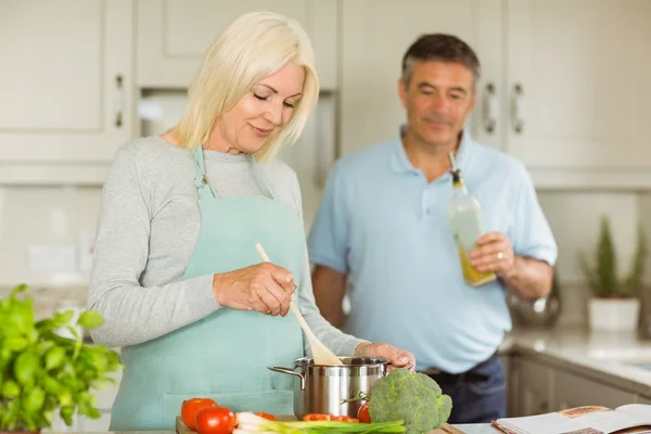 Mature couple making dinner together — Stock Photo, Image