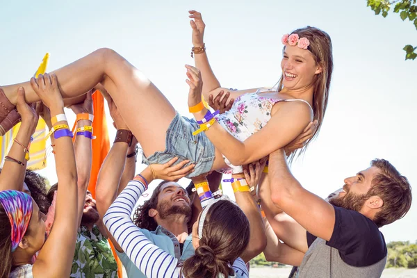 Feliz hipster mujer multitud surfing —  Fotos de Stock