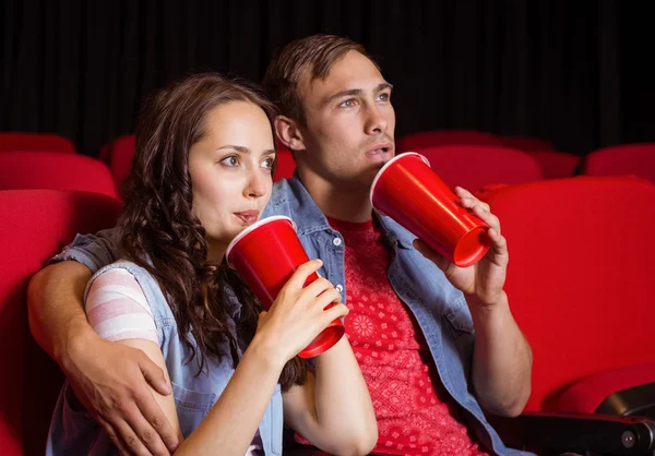 Jong koppel kijken naar een film — Stockfoto