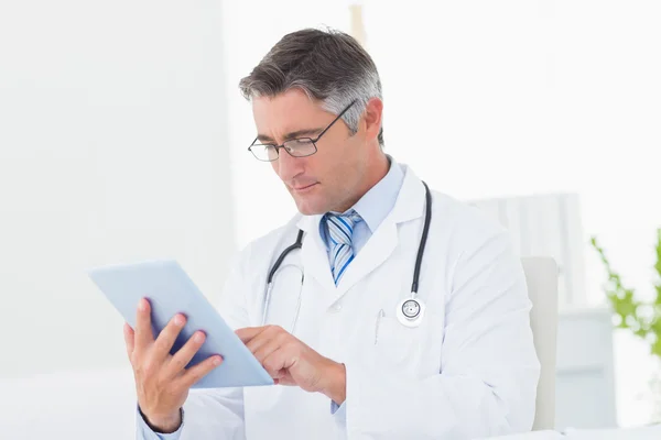 Medico che utilizza tablet digitale — Foto Stock