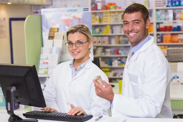 Team di farmacisti che guardano la macchina fotografica — Foto Stock