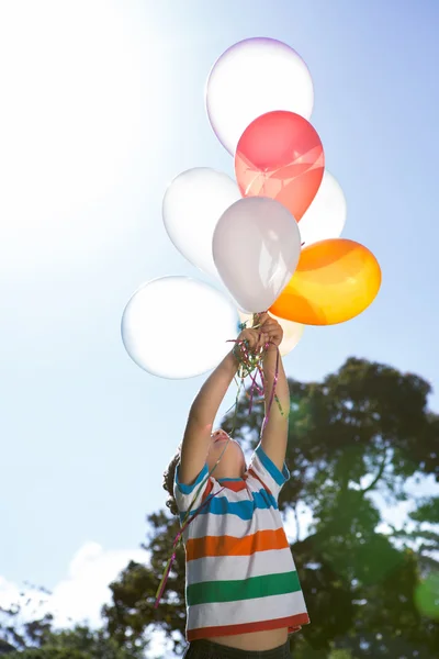 Joyeux petit garçon tenant des ballons — Photo