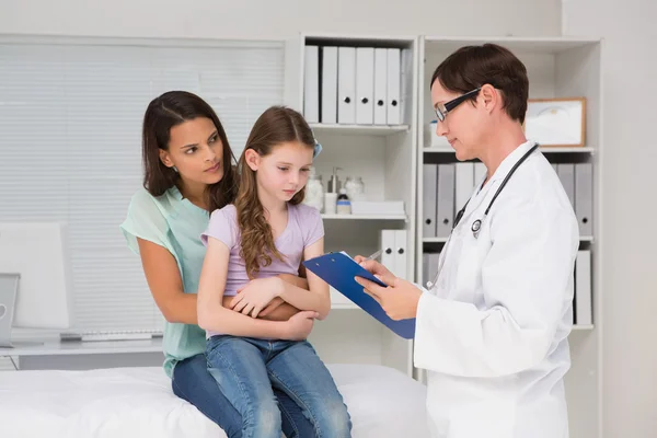 Médico examinando menina com a mãe — Fotografia de Stock